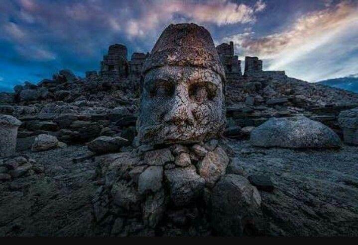 <p>ADIYAMAN: Adıyaman ilk zamanlarda, Piran Köyü'nün yerine kuruluydu ve Perre adını taşıyordu. Daha sonra Emeviler, buraya bir kale yaptırdı. Kent de Mansur'un Kalesi anlamına gelen ''Hısn Mansur'' adıyla anılmaya başlandı. Kent, 1. Selim zamanında alınınca Türkler, buraya Adıyaman demeye başladılar.</p>
