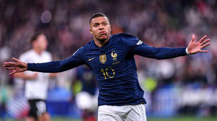 <p>Hücum: Kylian Mbappe / 160 Milyon Euro / Fransa</p>