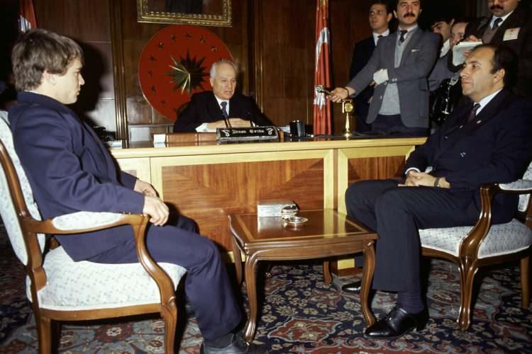 <p>Cumhurbaşkanı Kenan Evren, halterci Naim Süleymanoğlu'nu kabul etti.</p>
<p>1 Ocak 1986</p>