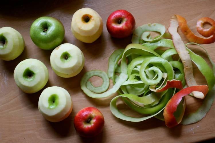 <p><strong>Diyet yaparken birçok kişinin sorun yaşadığı kabızlık, en büyük sağlık problemlerinden biridir. Bunu yok etmek için yiyebileceğiniz bazı besinler bulunuyor. Uzman diyetisyenler düzenli çalışan sindirim sistemi için elma kabuğunu öneriyor. Peki elma kabuğu ne işe yarıyor? İşte elma kabuğu ile ilgili bilmeniz gerekenler:</strong></p>
