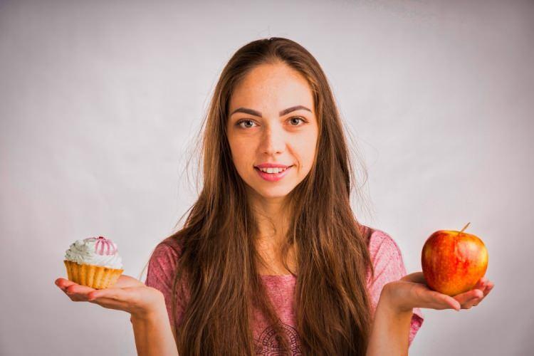 <p><strong>En faydalı meyveler arasında yer elma içerdiği lif oranı sayesinde bağırsak tembelliği yaşayan birçok kişiye şifa sunuyor. 100 gram elmada yaklaşık yüzde 85 su olduğu için diyetisyenler tarafından çok önerilmektedir. Uzmanların son yaptığı açıklamalara göre de elma kabuğunun sindirime yardımcı olduğu ortaya çıktı.</strong></p>
