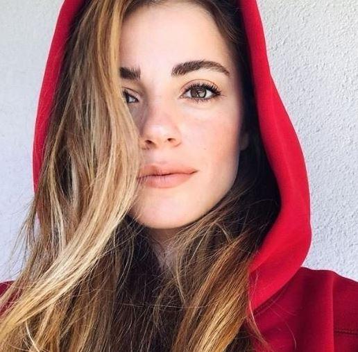 <p><span style="color:#B22222"><strong>SENDE Mİ EZGİ? YORUMLARI...</strong></span></p>

<p><span style="color:#800080"><strong>Oyuncunun eski halini görenler </strong></span><span style="color:#B22222"><strong>''Sen de mi Ezgi?'', ''Göz kapağı ve dudak kesinlikle yapılmış" </strong></span><span style="color:#800080"><strong>gibi yorumlarda bulundu.</strong></span></p>
