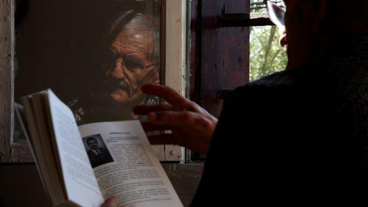 <p>Emekli olduktan sonra kentin köklü gazetelerinden Demokrat Gümüşhane Gazetesinde 20 yıl boyunca köşe yazıları yazan ve yöneticilik yaparak gazeteciliğe adım atan Sadık, bir süre Gümüşhane Gazeteciler Cemiyetinin başkanlığını da yaparak cemiyetin kurumsallaşması noktasında önemli işlere imza attı.</p>

<p> </p>
