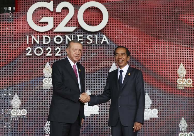 <p>Zirve, Endonezya Devlet Başkanı Widodo'nun, Apurva Kempinski'deki liderleri karşılama töreniyle başladı.</p>

<p> </p>
