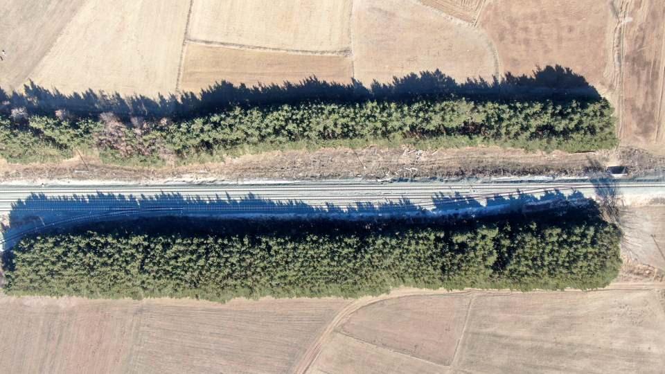<p>Yüzlerce ağacın büyümesiyle hem raylar kardan kapanmadı hem de bozkır yeşerdi. Bozkırın ortasındaki vaha görüntüsüyle mest ederken, istasyon dron ile havadan görüntülendi.</p>
<p> </p>