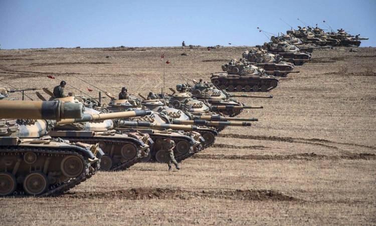 <p>Komandolarımız 4 bin DEAŞ’lı teröristi göğüs göğüse muharebe ile etkisiz hâle getirdi.</p>
