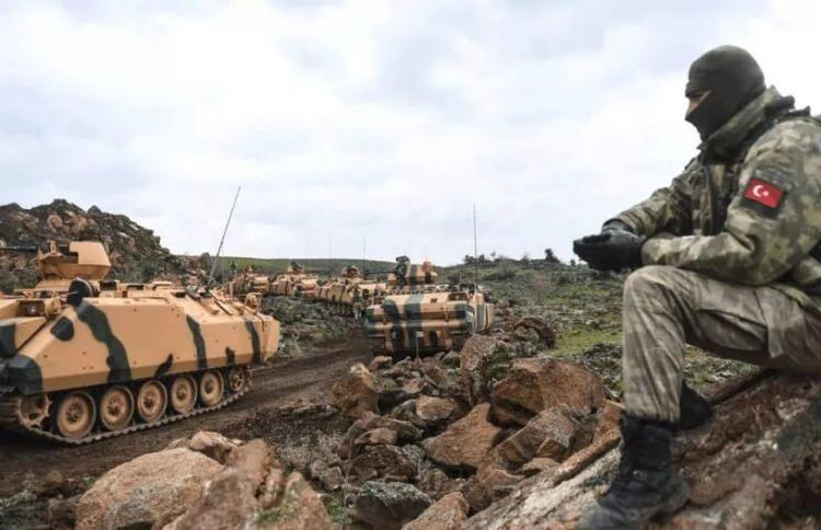 <p>Zorlu hava ve arazi şartlarına rağmen gücünü asil milletimizin duasından alan Kahraman Mehmetçik, bir üst aklın ürünü olan ve betondan inşa edilen terör inlerine teker teker girerek teröristleri hayalleriyle birlikte kazdıkları tünellere gömdü.</p>
