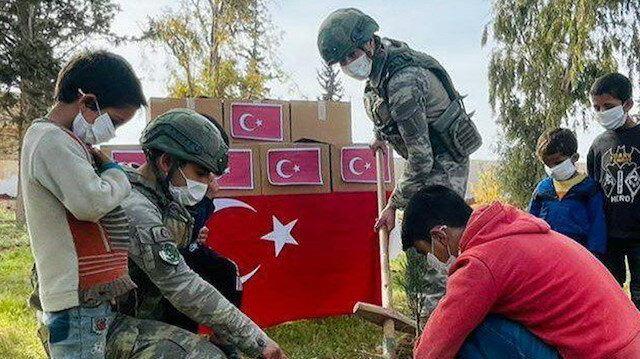 <p>Bahar Kalkanı b&ouml;lgesindeki ihtiya&ccedil; sahiplerine kıyafet ve gıda yardımında bulunan Kahraman Mehmet&ccedil;ik, hi&ccedil;bir korkunun barınamadığı tertemiz kalbiyle &uuml;mitleri yeşertmeye devam ediyor.</p>
