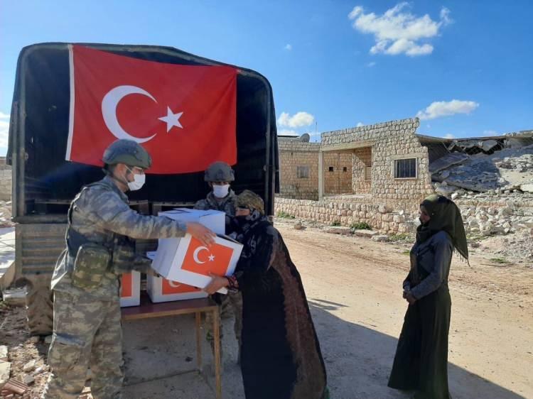 <p>Kahraman Mehmet&ccedil;ik, Bahar Kalkanı b&ouml;lgesinde yardım elini uzatmaya ve b&ouml;lgede bulunan ihtiya&ccedil; sahiplerine gıda yardımlarında bulunmaya devam ediyor.</p>
