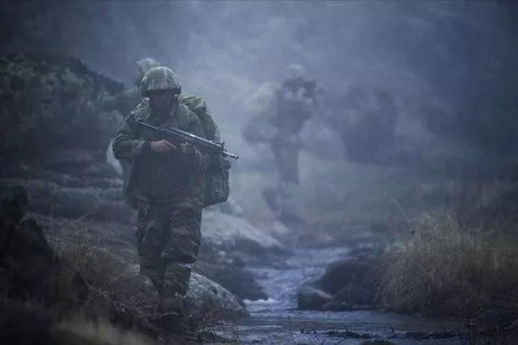 <p><strong>PEN&Ccedil;E SERİSİ OPERASYONLARI</strong></p>

<p>&nbsp;</p>

<p>Suriye&rsquo;nin yanında Irak&rsquo;taki operasyonlarda aralıksız devam etti. T&uuml;rk Silahlı Kuvvetleri tarafından icra edilen başarılı operasyonlar neticesinde ağır kayıplar veren PKK/KCK ve diğer ter&ouml;rist unsurları etkisiz hale getirildi.</p>
