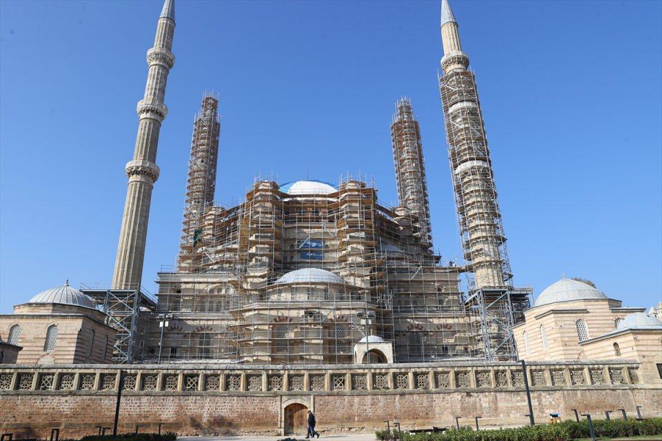 <p>Edirne Valisi H. Kürşat Kırbıyık ve Belediye Başkanı Recep Gürkan, çalışmaların yapıldığı şantiyeyi ziyaret etti. Kırbıyık, Vakıflar Edirne Bölge Müdürü Ahmet Saraç’tan bilgi aldı. Ardından kubbe kısmına çıkan Kırbıyık, Gürkan ve beraberindekiler çalışmaları inceledi.</p>

<p> </p>
