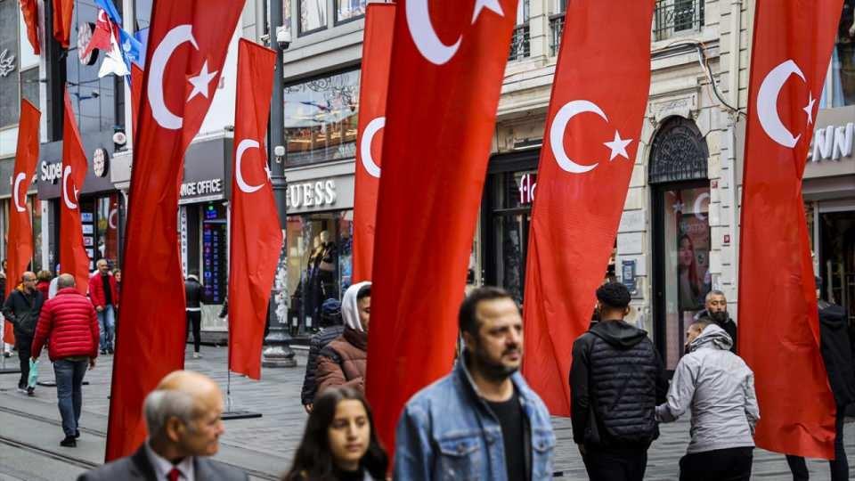 <p>İstiklal Caddesi’nde 6 kişinin hayatını kaybettiği, 81 kişinin yaralandığı bombalı saldırının ardından bölge Türk bayrakları ile donatıldı.</p>
