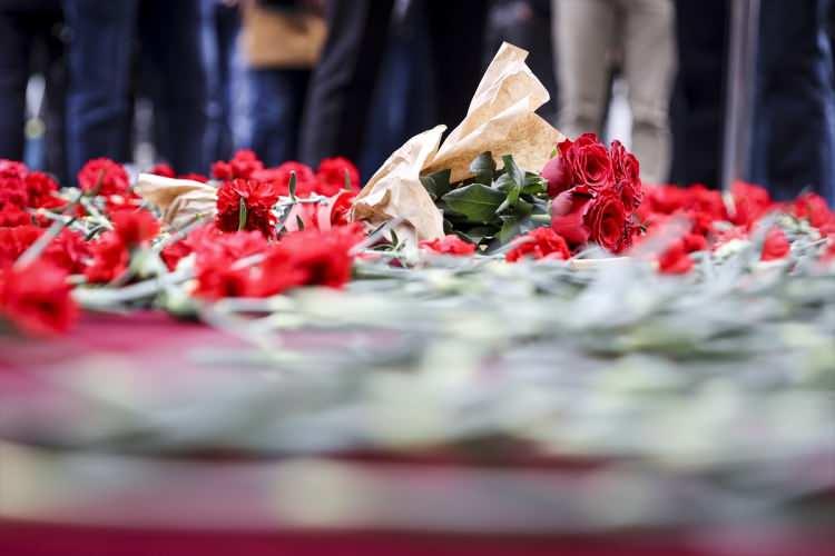 <p>Vatandaşlar da patlamanın yaşandığı yerde kırmızı şeritle kapatılan alana karanfil bırakarak, hayatını kaybedenleri andı.</p>
