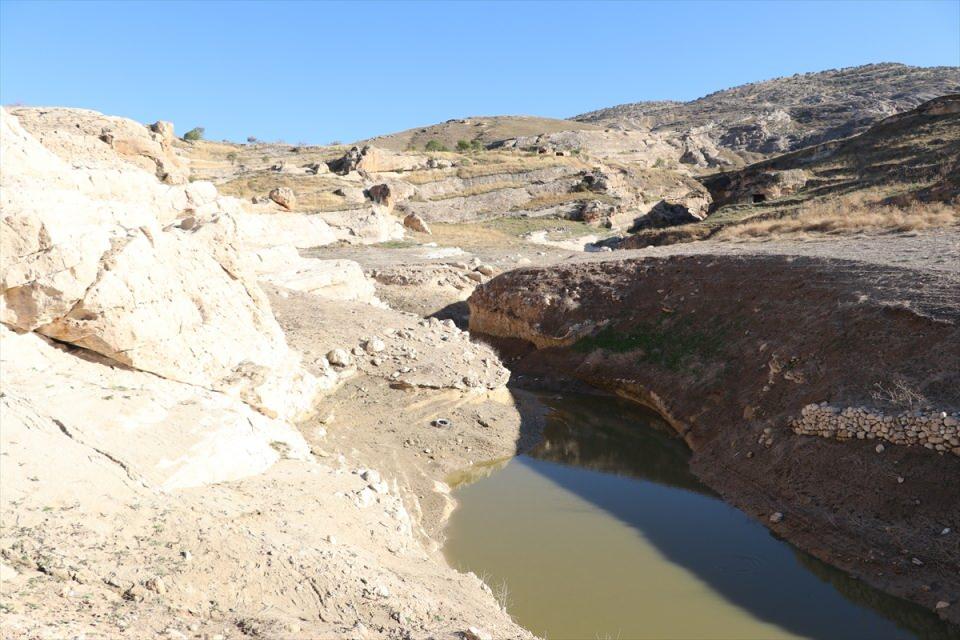 <p>Arazi incelemelerinde Hasankeyf Kalesi'nin 6,5 kilometre doğusunda ilk olarak su şebekesi kalıntıları tespit ettiklerini belirten Erdal, kalıntıların bir kısmının yer altında bir kısmının ise yüzeyde olduğunu ifade etti.</p>
<p> </p>