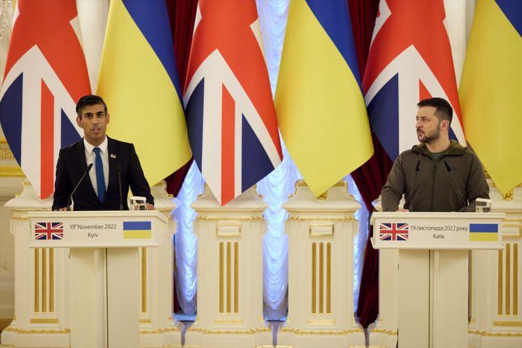 <p>Sunak'ın, İngiltere'nin, Ukraynalı sivilleri ve kritik ulusal altyapıyı yoğun Rus saldırı yağmurundan korumaya yardımcı olmak için yeni hava savunma paketi sağlayacağını doğruladığı kaydedilen açıklamada, şu ifadelere yer verildi:</p>
