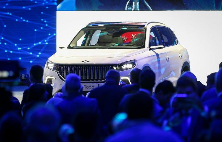 <p>Buna göre, Türkiye'nin Otomobili, 30 dakikanın altında hızlı şarj ile yüzde 80 doluluğa ulaşacak. Doğuştan elektrikli modüler platform ile "300+" ve "500+" kilometre menzil opsiyonlarına sahip olacak otomobil, merkeze sürekli bağlı olacak ve güncellemeleri uzaktan 4G/5G bağlantısıyla alabilecek.</p>