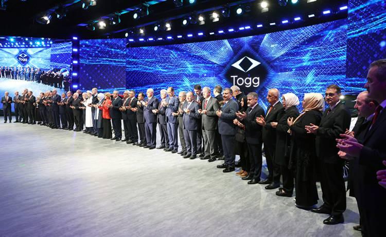 <p>Homologasyon testlerinin tamamlanmasının ardından da 2023 yılının ilk çeyreği sonunda C segmentindeki ilk aracı olan SUV pazara çıkacak. Ardından da yine C segmentindeki sedan ve hatchback modelleri üretim sırasına girecek. Takip eden yıllarda B-SUV ve C-MPV'nin de aileye katılmasıyla "aynı DNA'yı taşıyan" ve 5 modelden oluşan ürün gamı tamamlanacak.</p>
<p>Üretim kapasitesi yıllık 175 bine ulaştığında 4 bin 300 kişiye istihdam sağlayacak TOGG Gemlik Kampüsü'nde, 2030'a kadar tek bir platformdan 5 farklı modelde 1 milyon araç üretilmesi planlanıyor.</p>