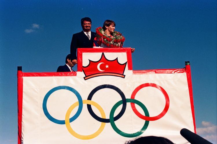 <p>1996'da haltere ara veren Naim Süleymanoğlu, sonrasında katıldığı 2000 Sydney Olimpiyatları'nda başarılı olamadı ve aktif spor hayatına veda etti. Efsane sporcu, Sydney'e kadar 24 yıl boyunca halterde bir numara olarak adından söz ettirdi.</p>

<p> </p>

<p> </p>
