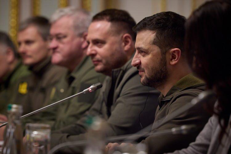 <p>Başbakanlık Ofisi 10 Numara'dan yapılan açıklamada, Kiev’e ilk ziyaretini gerçekleştiren Başbakan Rishi Sunak’ın, Ukrayna Devlet Başkanı Volodimir Zelenskiy’le görüştüğü ve ülkesinin Ukraynalıların yanında olmaya devam edeceği sözünü verdiği belirtildi.</p>
<p> </p>