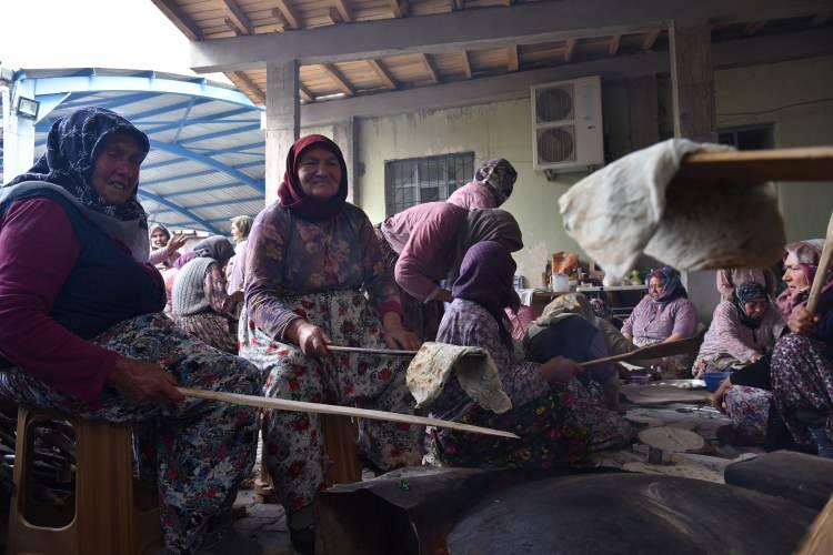 <p>Köy meydanına yapılan Sındırgı Belediyesi Çok Amaçlı kapalı alanına kurulan saçlarda imece usulüyle gün boyu pişirilen zeytinyağlı gözlemeler, çevre köylerden de gelen vatandaşlara dağıtıldı. Yağmur ve bereket için eller semaya açıldı.</p>
