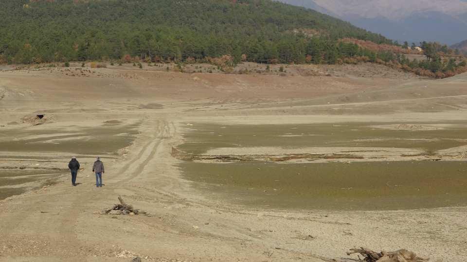 <p>Bursa'nın içme suyunun en önemli kısmını karşılayan yıllık 60 milyon metreküp su kapasiteli Nilüfer Barajı tamamen kurudu. </p>
