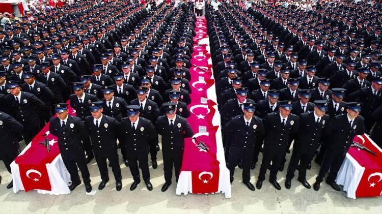 <p>Lisans mezunu olan adaylar önlisans üzerinden başvuruda bulunamazlar. Bu şekilde başvuruda bulunan adayların başvuruları geçersiz sayılacaktır.</p>
