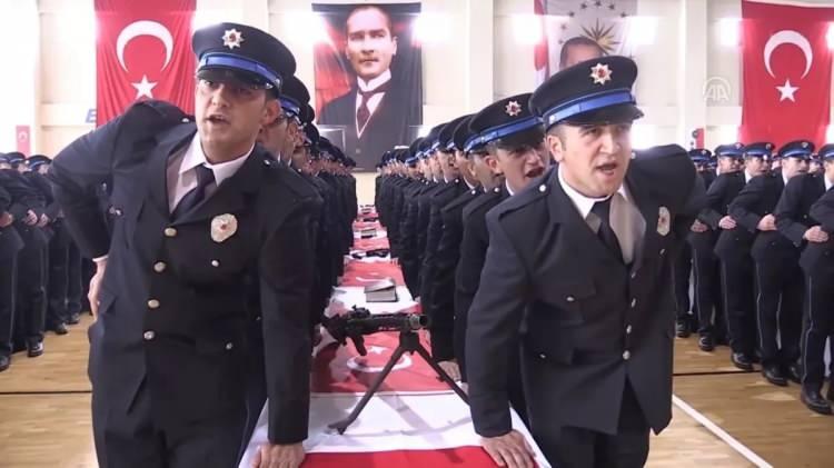 <p>h) Genelev, birleşme yeri, randevuevi, tek başına fuhuş yapılan konut ve benzeri yerlerde çalışmış veya aracılık ve bekleyicilik fiillerinde bulunmamış olmak, genel ahlak ve edebe aykırı mahiyette her türlü yazılı, sesli ve görüntülü eserleri, kaydedildiği materyale bakılmaksızın üretmek ve satmaktan veya kumar, uyuşturucu veya uyarıcı madde nedeniyle, hakkında herhangi bir adlî veya idarî soruşturma veya kovuşturma devam ediyor olmamak, bunlardan dolayı idarî yaptırım uygulanmamak veya bu işler nedeniyle hüküm giymemiş olmak,</p>