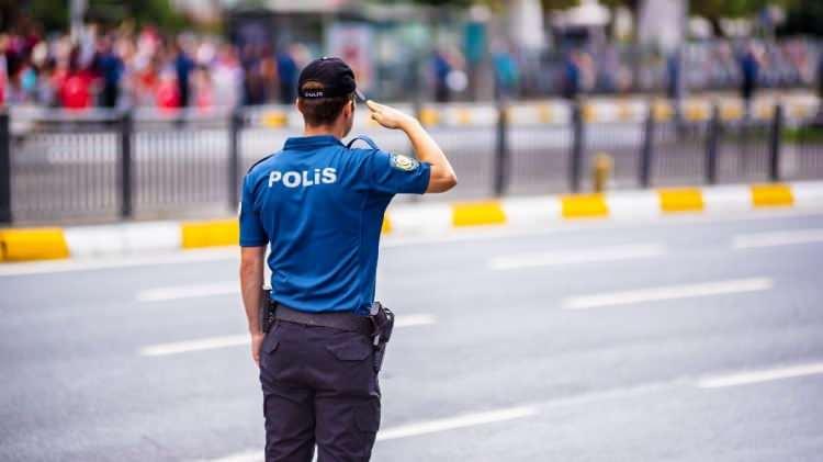<p>ı) Geçici kayıt tarihi itibarıyla herhangi bir siyasi partiye veya siyasi partilerin yan kuruluşlarına üye bulunmadığına dair yazılı beyan sunmak,</p>
<p>i) Alkol, uyuşturucu veya uyarıcı madde kullanımı nedeniyle tedavi görmüş veya görüyor olmamak,</p>