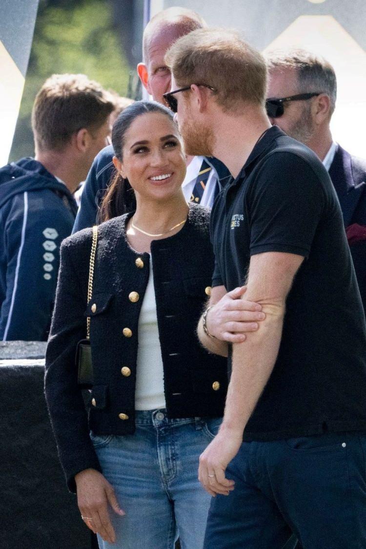<p><strong>İki çocuk annesi Meghan Markle geçtiğimiz günlerde genetik testi sonucu açıklamıştı. Siyahi bir yüzde 43 Nijeryalı çıktığını söylemişti.</strong></p>
<p> </p>
