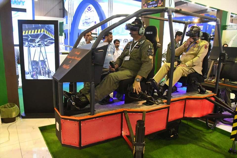 <p>TEI'nin fuarda, Türkiye'nin ilk milli helikopter motoru TEI-TS1400, ilk milli turbodizel havacılık motoru TEI-PD170, ilk iki zamanlı havacılık motoru TEI-PG50'nin yanı sıra TEI-TJ90 ve TEI-TJ60 turbojet motorlarını sergilediği duyurulan açıklamada, şunlar kaydedildi:</p>

<p> </p>
