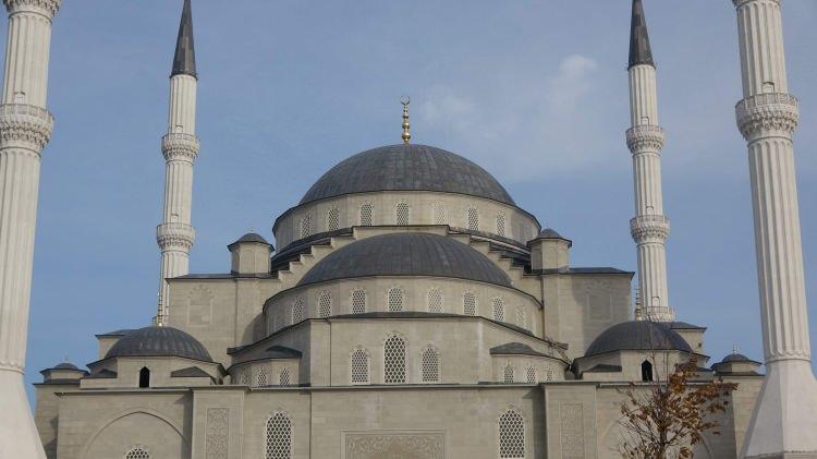 <p>Bugüne kadar yaklaşık yüzde 75’in üzerinde bitiş oranı yakaladık. Camimizin hamisi sayın Dr. Erdoğan Bayraktar talimatları ile işleri yürütüyoruz ve onun kendi desteği ile bu noktaya getirdik. </p>
