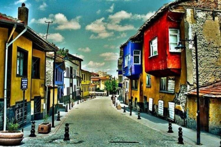 <p>ESKİŞEHİR: Eski adı Doylaion'dur. 1080 yılında Türkler burayı ele geçirdi. 1175 yılında burasını Bizans geri aldı. Kılıçarslan bu şehri daha sonra geri alınca, ona "Bizim eski Şehrimiz" anlamına gelen Eski Şehir adını verdi.</p>