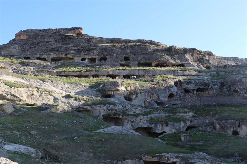 <p>El Cezeri, bu su kanalının yapımında görev almış veya onun nezaretinde yapılmış olabilir." değerlendirmesini yaptı.</p>
