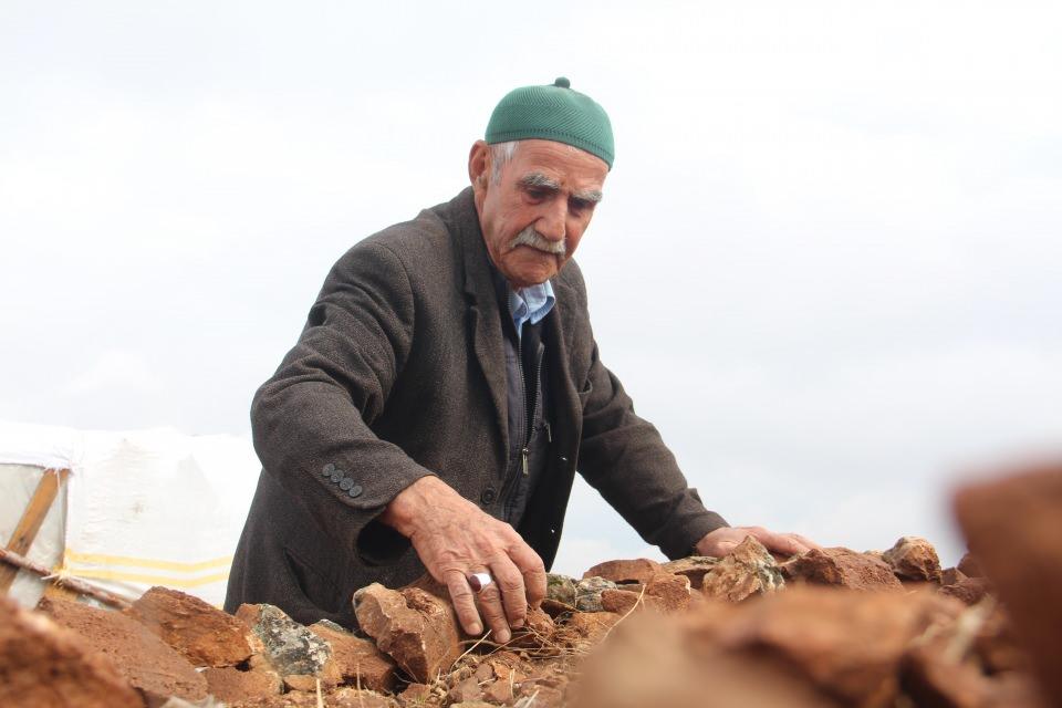 <p><strong>“Buradan bakınca şehir ayaklarının altında gibi”</strong><br />
<br />
Gücü yettiğince taş toplayıp fidan dikeceğini belirten Yılmaz, “Allah fikri verdi, ben de gelip burada çalışmaya başladım. </p>
