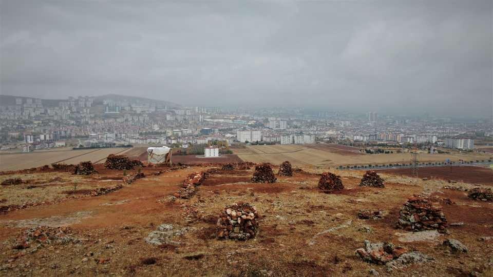 <p>Çalıştığım için 90 kilogramdan 75 kilograma kadar düştüm. Ekeceksin ki biçeceksin. Buradan torunlarımız, evlatlarımız ve komşularımız var, herkes faydalansın” dedi.</p>
