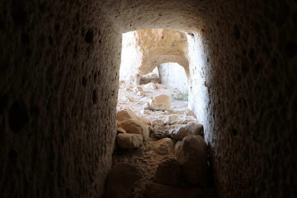 <p>Tarihi bulgulara bakıldığında su şebekesinin Artuklu döneminde yapıldığı kanaatine vardıklarını anlatan Erdal, "1280 yılında Hasankeyf'e gelen yazar ve devlet adamı İbn-i Şeddat, ilçenin doğusunda dağlık alandan tedarik edilen suyun kaleye çıkarıldığından bahsetmektedir. Bu da Artuklu dönemine rastlamaktadır." dedi.</p>

<p> </p>
