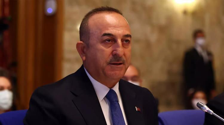 <p>Dışişleri Bakanı Mevl&uuml;t &Ccedil;avuşoğlu da, "Ter&ouml;rle m&uuml;cadelede bunların ikiy&uuml;zl&uuml;l&uuml;ğ&uuml;n&uuml; hep g&ouml;r&uuml;yoruz." diyerek, "Her zaman insan hakları, hak ve hukuktan bahsedenlerin bu saldırıya sadece turizm a&ccedil;ısından bakması ibretliktir. Onlar ne derlerse desinler, ter&ouml;r&uuml; desteklemeyi devam etsinler, biz ter&ouml;ristlerin tepelerine inmeye devam edeceğiz. T&uuml;rkiye Y&uuml;zyılı başlamıştır, bundan geri adım atmak yoktur." a&ccedil;ıklamasında bulundu.</p>
