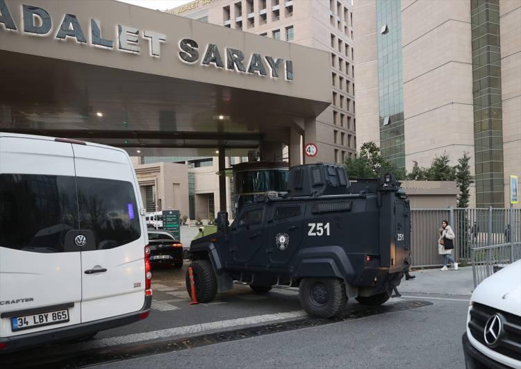 <p>İstiklal Caddesi'nde 13 Kasım'da 6 kişinin öldüğü, 81 kişinin de yaralandığı terör saldırısına ilişkin yürütülen soruşturma kapsamında, saldırının faili Ahlam Albashır ve beraberindeki zanlılar, emniyet güçlerince götürüldükleri sağlık kontrolünün ardından İstanbul Adalet Sarayı'na getirildi.</p>
