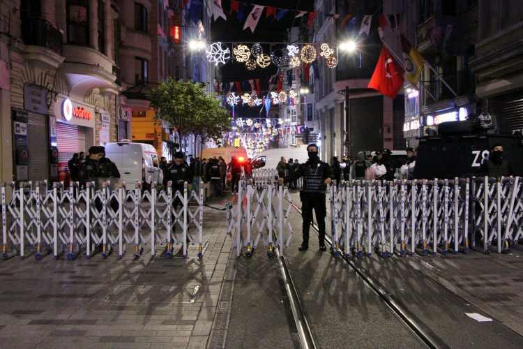 <p>İstanbul'da İstiklal Caddesi'nde patlama meydana geldi. İstiklal Caddesi'ndeki patlamada 6 kişinin vefat ettiği, 81 kişinin yaralandığı açıklandı. </p>
