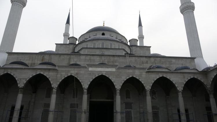 <p><strong>7 bin 700 kişi aynı anda ibadet edebilecek</strong><br />
<br />
182 bin metrekare rekreasyon alanındaki 26 bin metrekarelik arsa üzerinde Trabzonlu hayırseverlerin destekleri ile yapımı devam eden Trabzon Şehir Camii ve Külliyesi’nin kaba inşaatı geçtiğimiz yıl tamamlanırken, yapının tamamlanmasının ardından 7 bin 700 kişi aynı anda ibadet edebilecek. 15 bin 442 metrekare toplam inşaatı alanı ve 8 bin 831 metrekare bodrum kat alanı ile tamamlandığında 14 derslikli eğitim merkezi, 15 atölye, bin kişilik konferans ve toplantı salonu, aşevi, bay/bayan abdesthane, gasilhane ve kapalı otoparkın bulunacağı camide 6 bin 255 m2 ibadet alanları bulunacak. 2 bin 800 metrekare harim alanı, bin 140 metrekare revak alanı, bin 200 metrekare avlu alanı ve bin 115 metrekare mahfil katında oluşan cami ve külliyenin geleneksel Türk-İslam mimari tarzı ile günümüz çizgilerini bütünleştirerek döneminin ve şehrin sembol eserlerinden biri olması amaçlanıyor.</p>
