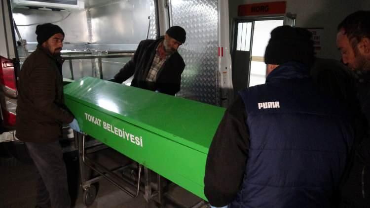 <p>Cenazeler yakınları tarafından cenaze aracından alınarak morga konuldu. </p>