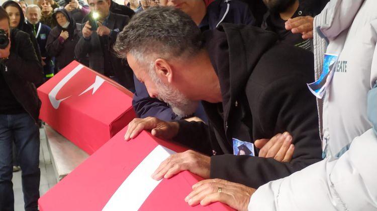 <p><strong>Saldırıda hayatını kaybeden anne kız son yolculuğuna uğurlandı</strong><br />
<br />
Taksim’deki terör saldırısında hayatını kaybeden anne kız Arzu Özsoy ve Yağmur Uçar son yolculuğuna uğurlandı. Kızının tabutuna sarılan Nurettin Uçar gözyaşlarını boğuldu.</p>
<p> </p>