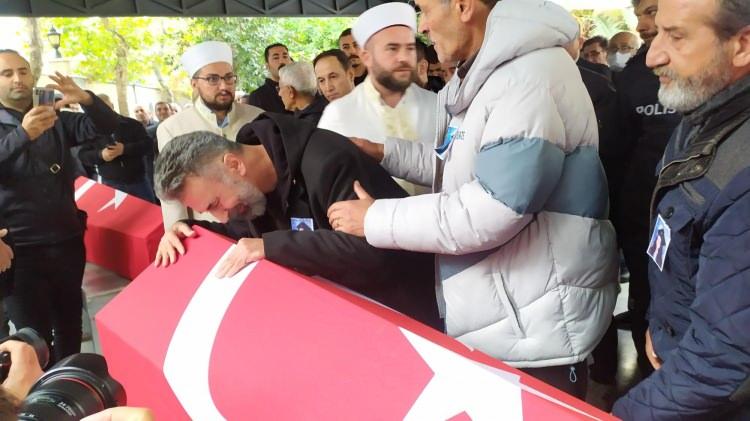 <p>Törene yakınları, ve oyuncu baba Nurettin Uçar, İstanbul Valisi Ali Yerlikaya, TBMM Başkanı Mustafa Şentop, Cumhurbaşkanı Yardımcısı Fuat Oktay, Bahçelievler Belediye Başkanı Hakan Bahadır, Parti İstanbul Milletvekili Ravza Kavakçı Kan ve sevenleri katıldı. Kızının tabutuna sarılan Nurettin Uçar gözyaşlarını boğuldu. Arzu Özsoy tabutunun başına gelen öğretmen arkadaşı uzun süre gözyaşı döktü. </p>