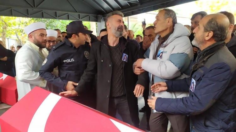 <p>Anne Neşe Özsoy'un ise ayakta güçlükle durduğu görüldü. Kılınan cenaze namazının ardından anne kızın cenazeleri defnedilmek üzere Kozlu Mezarlığına götürüldü.</p>