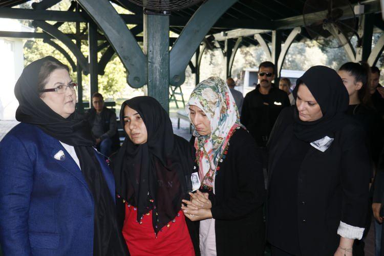 <p><strong>Minik Ecrin ve babasının cenazesi toprağa verildi</strong><br />
<br />
İstanbul'da İstiklal Caddesi'nde 6 kişinin hayatını kaybettiği, 81 kişinin yaralandığı bombalı terör saldırısında yaşamını yitiren Yusuf Meydan ve kızı Ecrin'in cenazeleri, toprağa verildi. <br />
</p>
<p> </p>