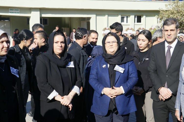 <p> Cenazeye, Aile ve Sosyal Hizmetler Bakanı Derya Yanık ile AK Parti Genel Başkan Yardımcısı Jülide Sarıeroğlu da katıldı.</p>
<p> </p>
