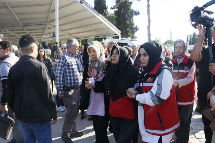 <p>Ecrin’in annesi Mevlide Meydan, "Gösterin bana, bebeğimi istiyorum" diyerek fenalık geçirdi.</p>
