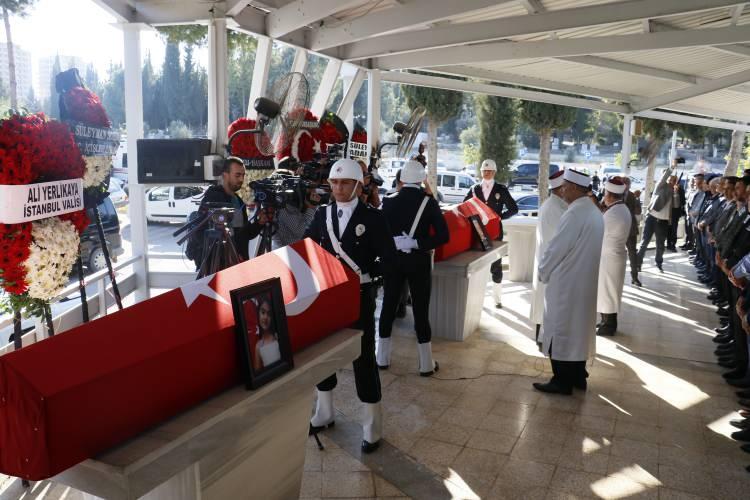 <p>Adana Kabasakal Mezarlığı’nda Yusuf Meydan (34) ve kızı Ecrin Meydan’ın (9) cenaze namazını İl Müftüsü Mehmet Taşçı kıldırdı. </p>

<p> </p>
