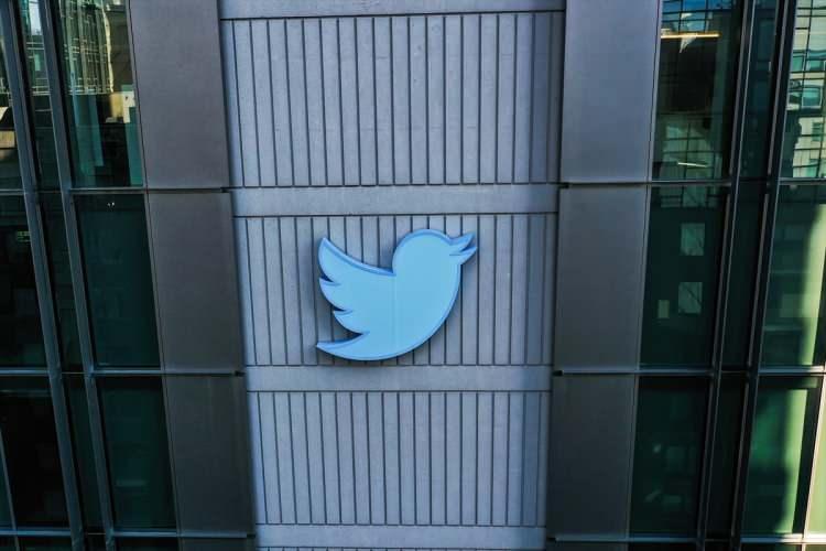 <p>Dünyanın en zengin insanı, Tesla ve SpaceX'in CEO'su Elon Musk'ın 44 milyar dolara satın aldığı Twitter'ın yönetimine geçmesinin ardından aldığı kararların yol açtığı tartışmalar sürüyor.</p>
