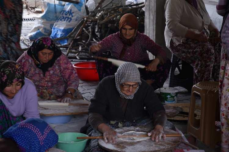 <p>Muhteşem bir atmosferin olduğunu belirten Sındırgı Belediye başkan yardımcısı Salih Durak, “Taşköylülerin bir araya gelip ellerindeki hamurunu, peynirini, yoğurdunu getirip bu ortamda, güzel ve nezih bir ortamda, hep beraber el birliği ile yağmur duası, Allah’ım bu toprakları bereketlendirmesi için yağmur duası hayrı yaptılar. Allah kabul etsin” dedi. Gelenek varsa gelecek var</p>
